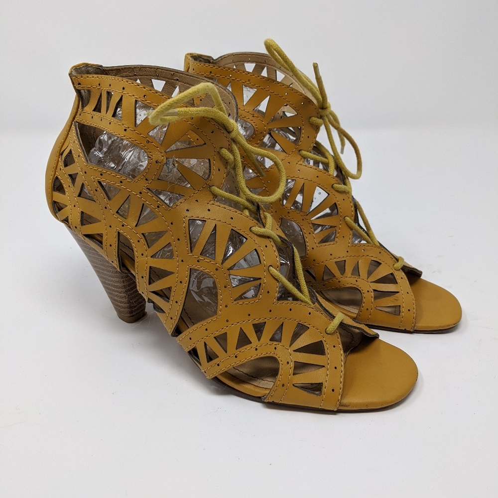 Report Cut-Out Sandals. Perfect for summer!